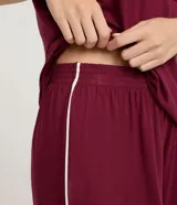 Pijama de dos piezas compuesto por una remera de manga corta con escote en V y un short con cintura elástica. Ambas prendas presentan detalles de vivos en color blanco en los bordes. Confeccionado en viscolycra suave y ligera.