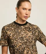 Blusa slim de mangas cortas, confeccionada en viscosa, poliéster y elastano, de la marca Cortelle. Presenta cuello redondo de punto contrastante negro y estampa de animal print de leopardo.