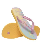 Sandalias tipo ojota Havaianas con base amarilla y plantilla estampada en tonos pastel con efecto degradado. Presenta tiras finas en color rosado con el logo de la marca en relieve.