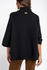 Cardigan negro de corte oversize, con cuello alto, cierre frontal de botones y mangas tres cuartos. Presenta un diseño holgado con bolsillos frontales y una caída fluida.