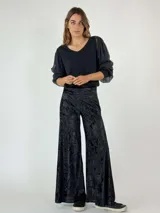 Pantalón de terciopelo azul con corte ancho y tiro alto.