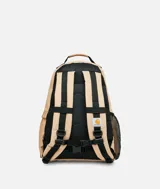 Mochila negra Carhartt WIP modelo Kickflip, con correas ajustables con hebilla en el frente, bolsillo lateral de red y logo bordado en blanco.