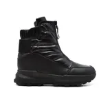 Bota casual de caña media color negro, con cierre frontal y suela track.