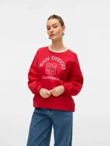 Buzo rojo con cuello redondo blanco, estampa frontal con la inscripción "San Diego 86 California", mangas largas abullonadas con puños ajustados y calce holgado.
