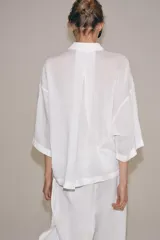 Camisa de cuello solapa y manga larga amplia de la colección ZW Collection de Zara, con cierre frontal de botones ocultos por solapa.