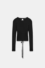 Top de punto de manga larga y cuello redondo, con diseño ajustado y detalle de abertura en la espalda con cierre de lazada.