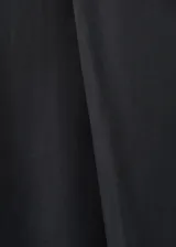 Pantalón de corte recto y tiro bajo con cintura rebatible en color gris oscuro.