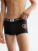 Bóxer tipo trunk de talle bajo, color negro, confeccionado en mezcla de poliéster reciclado y elastano. Presenta cintura elástica jacquard con el texto "LOVE ALL WAYS CALVIN" y el logo CK. En la parte frontal tiene un estampado de corazón con el logo CK en el interior.