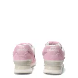 Championes urbanos New Balance modelo 574, color rosado, confeccionados en una combinación de gamuza y tejido de pana. Presentan el logo 'N' característico en los laterales en tono crema, entresuela con tecnología ENCAP y suela de goma.