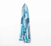 Pashmina rectangular con estampado geométrico en tonos de azul, celeste y blanco, con detalles dorados.