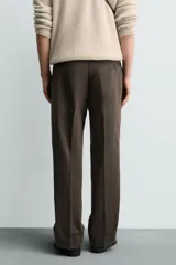 Pantalón chino de corte regular fit, confeccionado en tejido de algodón con estructura diagonal. Presenta bolsillos frontales, bolsillos traseros de vivo con botón y cierre frontal con cremallera y botón.