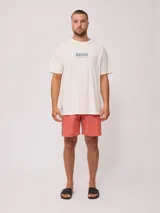 Remera oversize color blanco off-white, confeccionada en 100% algodón, con estampa frontal y trasera de la marca Rusty.