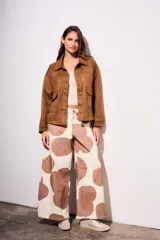 Pantalón jean de corte wide leg con estampado de manchas marrones y detalles de estrellas azules.