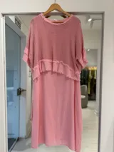 Vestido midi color rosa, con diseño combinado de tejido de red en la parte superior y falda de tela lisa con detalles de flecos desmechados en la unión.