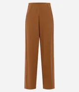 Pantalón de corte recto confeccionado en tejido de modal con mezcla de poliéster y elastano. Presenta un diseño minimalista con cintura elástica y costuras verticales que aportan estructura a la prenda.