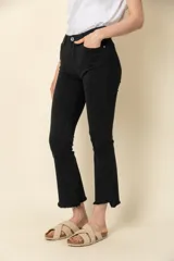 Pantalón jean negro de tiro alto, corte ajustado y cinco bolsillos.