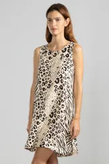 Vestido corto de lino con estampado combinando motivos de leopardo y cebra, sin mangas, con escote redondo y silueta fluida.