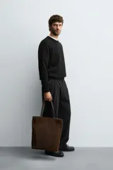Jersey de punto de cashmere con corte regular fit, cuello redondo y manga larga. Presenta acabados en rib en puños y ruedo.