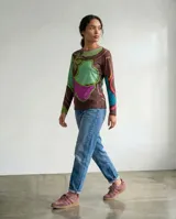 Remera de manga larga con estampa exclusiva de formas orgánicas y abstractas en tonos verdes, marrones, magenta y azul. Presenta un cuello redondo y una silueta relajada.