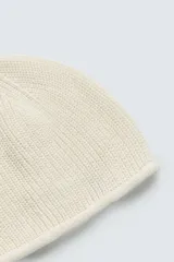Gorro de punto tejido en hilatura de lino, con diseño clásico y acabado con vuelta en el borde.