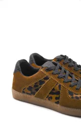 Zapatillas urbanas de cuero color crema con puntera y talón en gamuza gris, suela de goma marrón y cordones grises.