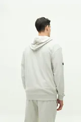 Canguro de felpa azul marino con textura, logo estampado en el pecho y capucha ajustable.