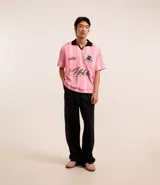 Pantalón baggy de jean azul, con bolsillos delanteros tipo cuchillo y bolsillos traseros.