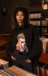 Remera de algodón premium con efecto lavado, de corte oversize y manga corta. Presenta un estampado frontal artístico con un collage de David Bowie en tonos vibrantes.