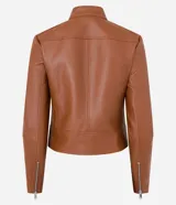 Campera de cuero sintético color marrón, con cuello alto abotonado, cierre frontal y bolsillos laterales con cremallera.