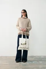 Tote bag de tela color crudo con estampado de un tero y la inscripción Diario Silvestre. Cuenta con dos asas largas para llevar al hombro.