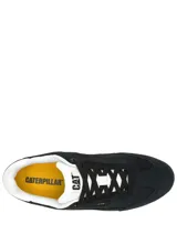 Championes Caterpillar modelo Pause Retro T-Toe, de color negro con suela blanca y detalles en dorado. Confeccionados en gamuza con cordones negros y suela de goma.