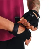 Guantes deportivos sin dedos Under Armour, color negro, con logo de la marca en blanco en el dorso de la mano y correa ajustable en la muñeca.