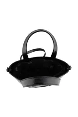 Cartera tipo tote de Las Oreiro en color negro, con acabado brillante. Presenta detalles de ojales metálicos decorativos en el frente y en la base, junto con un pequeño logo en forma de labios. Incluye doble asa de mano y correa larga ajustable y extraíble.