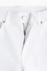 Pantalón de jean blanco de tiro alto y corte ancho.