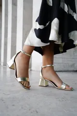 Sandalias fucsia de eco cuero con taco de 4 cm y tobillera regulable.