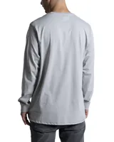 Remera de manga larga en color blanco, con cuello redondo y corte clásico. Presenta un pequeño detalle de etiqueta cosida en el puño de la manga.