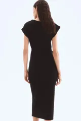 Vestido midi negro, de manga corta, con escote drapeado tipo barco y un cinturón fino con hebilla cuadrada que ajusta la cintura.