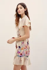 Vestido corto cruzado de viscosa con estampado floral multicolor, escote en V con detalle de encaje, mangas cortas con volados y falda con volados en el borde.