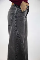 Pantalón jean baggy de color azul, con tiro medio, bolsillos traseros y diseño amplio en las piernas.