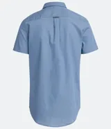 Camisa azul de manga corta con cuello clásico, corte slim fit, cierre frontal con botones blancos y bolsillo de parche en el pecho.