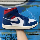 Championes Jordan Air 1 Mid, con diseño tricolor en azul, blanco y rojo. Confeccionados en cuero premium y material sintético, cuentan con unidad Air-Sole en el talón para mayor amortiguación y suela de goma para tracción.