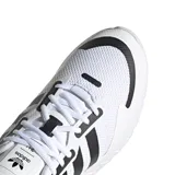 Championes urbanos Adidas modelo ZX 1K Boost, con diseño bicolor en blanco y negro. Presentan una parte superior de malla transpirable con las icónicas tres bandas laterales, refuerzo en el talón y suela con tecnología Boost para mayor amortiguación.