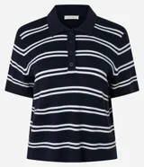 Blusa de punto de viscosa certificada, color azul marino con rayas horizontales blancas. Tiene mangas cortas y cuello polo con cierre de botones.