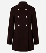 Campera de paño color marrón, con diseño estructurado de doble abotonadura con seis botones metálicos dorados. Presenta cuello alto, mangas largas y corte recto.