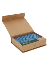 Billetera pequeña de cuero trenzado color celeste con cierre de cremallera y logo grabado en el centro.