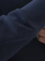 Campera de abrigo tipo fleece color burdeos con detalles en azul marino. Tiene cuello alto, cierre frontal y bolsillos laterales con cierre.