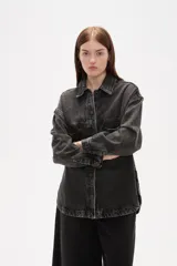 Sobrecamisa de jean con efecto lavado, color gris oscuro, de corte holgado, manga larga, cuello clásico y bolsillo frontal.