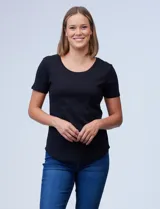 Remera de algodón negra con cuello redondo y mangas cortas.