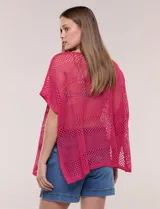 Poncho de tejido calado color beige, con mangas cortas, aberturas laterales y lazos ajustables en el cuello. Modelo Do Everything In Love.