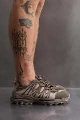 Sandalia deportiva negra con aberturas laterales para ventilación, puntera reforzada, ajuste con cordones y suela de goma.